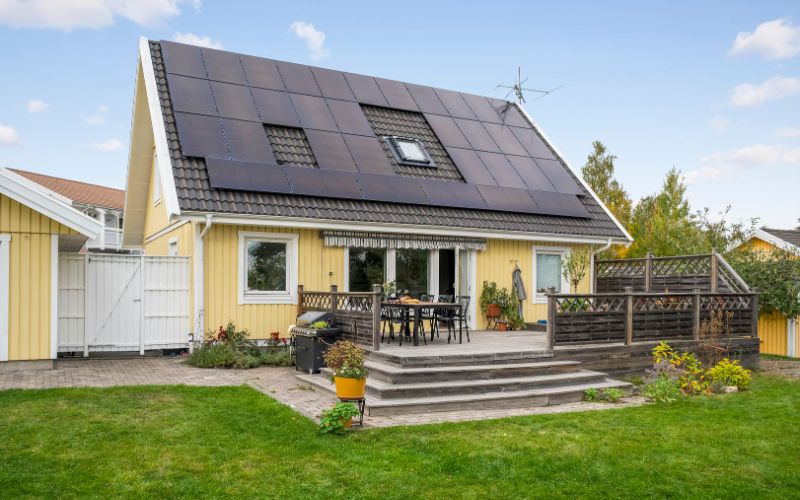 Renovering av tegel & montering av solpaneler på villatak. Järlåsa Uppsala kommun